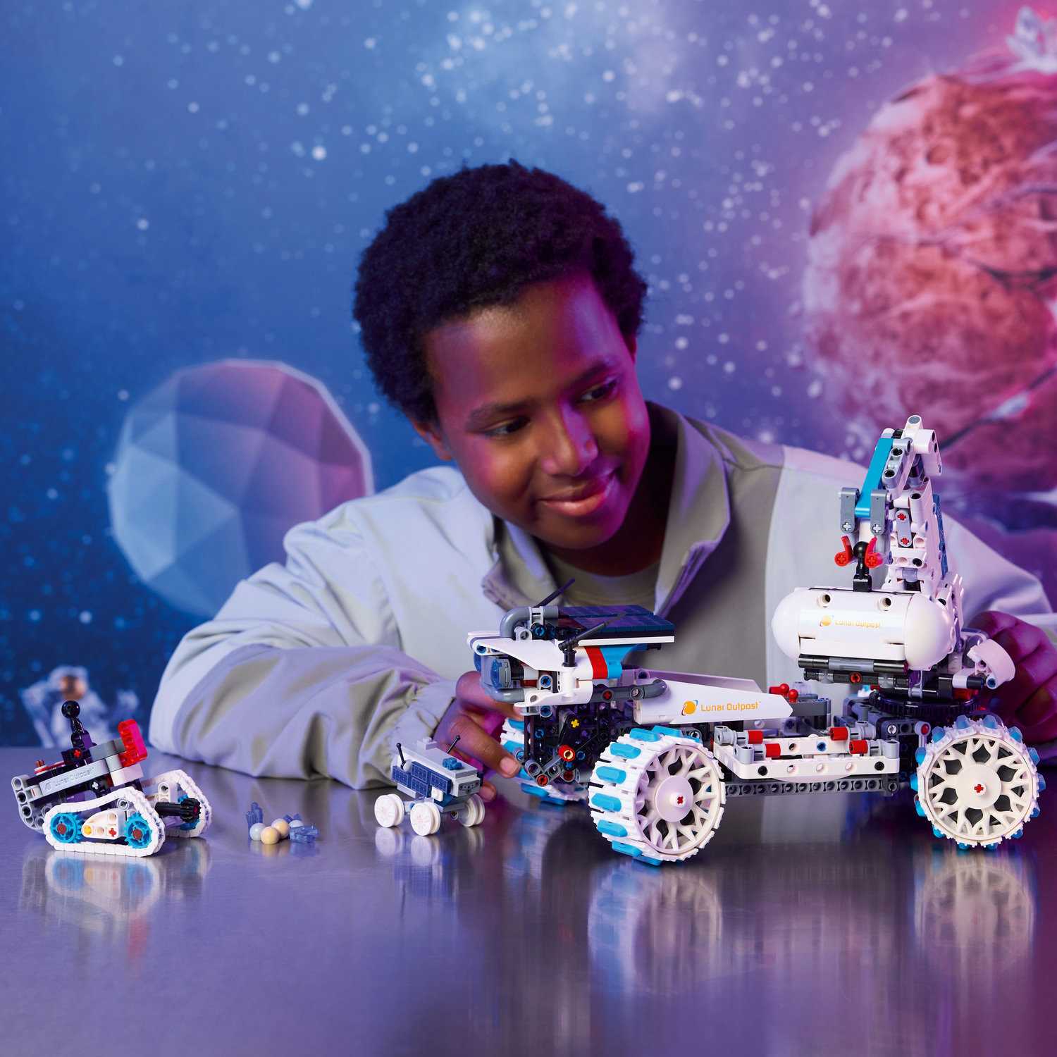 Lego 42211 Lunar Outpost Mjesečev Rover